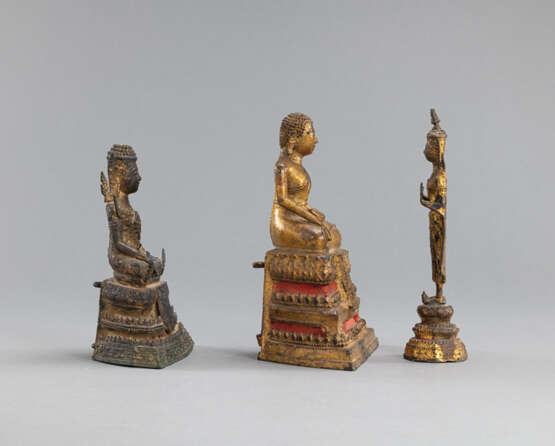 Drei Buddhafiguren aus Bronze mit Vergoldung - photo 3