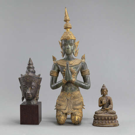 Gruppe von drei Bronzen: knieender Bodhisattva, Buddhakopf auf Holzsockel und sitzender Buddha - фото 1
