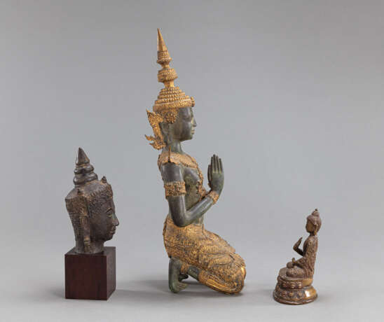 Gruppe von drei Bronzen: knieender Bodhisattva, Buddhakopf auf Holzsockel und sitzender Buddha - Foto 2
