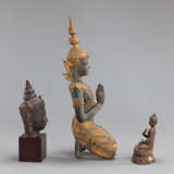 Gruppe von drei Bronzen: knieender Bodhisattva, Buddhakopf auf Holzsockel und sitzender Buddha - photo 2