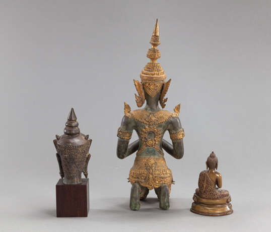 Gruppe von drei Bronzen: knieender Bodhisattva, Buddhakopf auf Holzsockel und sitzender Buddha - фото 3