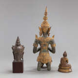 Gruppe von drei Bronzen: knieender Bodhisattva, Buddhakopf auf Holzsockel und sitzender Buddha - Foto 3
