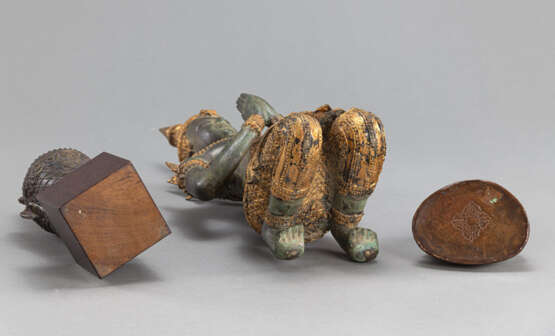 Gruppe von drei Bronzen: knieender Bodhisattva, Buddhakopf auf Holzsockel und sitzender Buddha - Foto 4