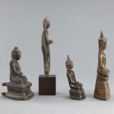 Gruppe von drei sitzenden Buddha und einem stehenden Mönch. Bronze, teils vergoldet - photo 2