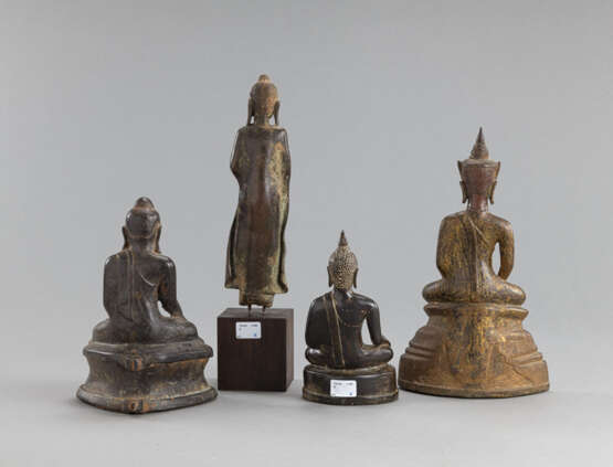 Gruppe von drei sitzenden Buddha und einem stehenden Mönch. Bronze, teils vergoldet - photo 3