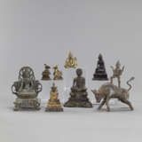 Gruppe von acht Bronzen, u.a. Buddha - Foto 1
