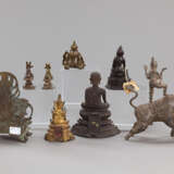 Gruppe von acht Bronzen, u.a. Buddha - Foto 3