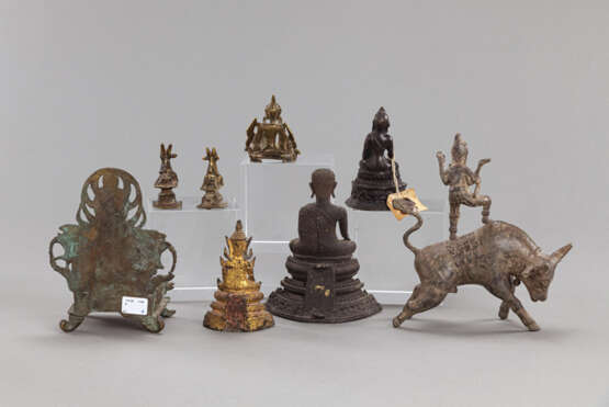 Gruppe von acht Bronzen, u.a. Buddha - photo 3