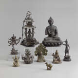 Gruppe von neun Bronzen, u.a. buddhistische Gottheiten - Foto 1
