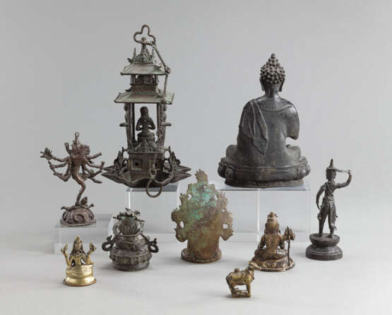 Gruppe von neun Bronzen, u.a. buddhistische Gottheiten - Foto 2