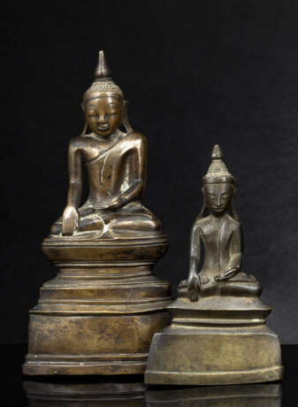 Zwei Skulpturen des Buddha Shakyamuni aus Bronze - photo 1