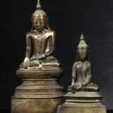 Zwei Skulpturen des Buddha Shakyamuni aus Bronze - Foto 1