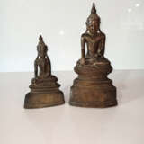 Zwei Skulpturen des Buddha Shakyamuni aus Bronze - Foto 2