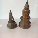 Zwei Skulpturen des Buddha Shakyamuni aus Bronze - photo 3