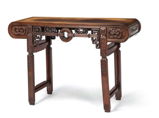 Altartisch aus Holz mit zwei Schubern, geschnitzt mit shou-Zeichen und Knoten-Dekor - фото 1