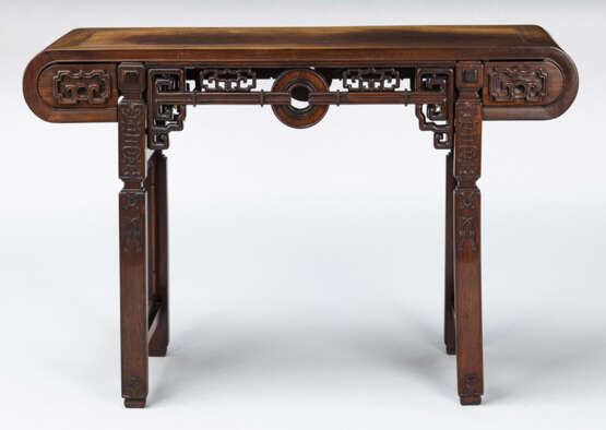 Altartisch aus Holz mit zwei Schubern, geschnitzt mit shou-Zeichen und Knoten-Dekor - фото 2
