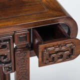 Altartisch aus Holz mit zwei Schubern, geschnitzt mit shou-Zeichen und Knoten-Dekor - Foto 3
