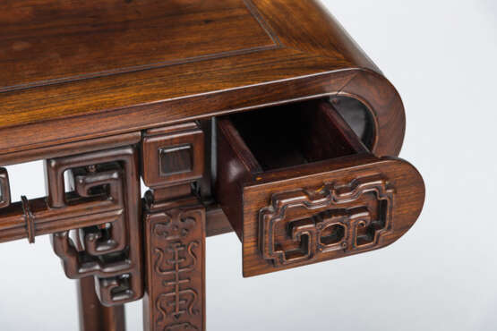 Altartisch aus Holz mit zwei Schubern, geschnitzt mit shou-Zeichen und Knoten-Dekor - фото 3