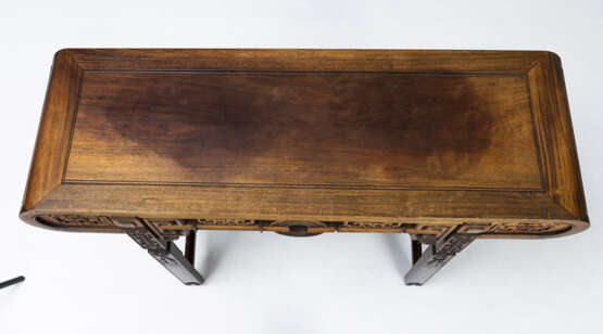 Altartisch aus Holz mit zwei Schubern, geschnitzt mit shou-Zeichen und Knoten-Dekor - Foto 6