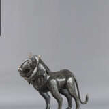 Große in Silber tauschierte Metallfigur eines Löwen - Foto 1