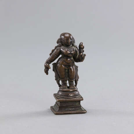 Tantrische Bronze einer Gottheit auf einem Lotos - photo 1