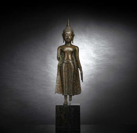 Stehender Buddha Shakyamuni aus Bronze auf einem Holzstand - фото 1