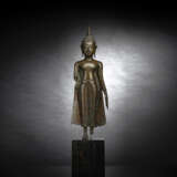 Stehender Buddha Shakyamuni aus Bronze auf einem Holzstand - photo 1