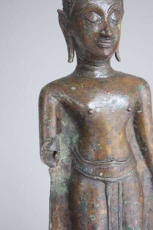 Stehender Buddha Shakyamuni aus Bronze auf einem Holzstand - photo 3