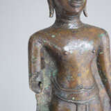 Stehender Buddha Shakyamuni aus Bronze auf einem Holzstand - photo 3