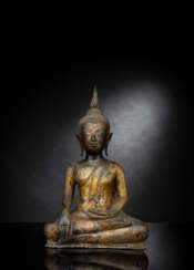 Bronze des Buddha Shakyamuni mit golfarbener und schwarzer Lackfassung