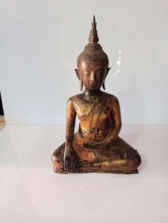 Bronze des Buddha Shakyamuni mit golfarbener und schwarzer Lackfassung - фото 2