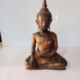 Bronze des Buddha Shakyamuni mit golfarbener und schwarzer Lackfassung - Foto 2
