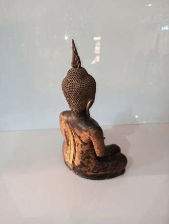 Bronze des Buddha Shakyamuni mit golfarbener und schwarzer Lackfassung - photo 3