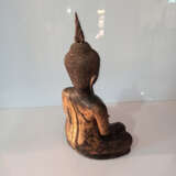 Bronze des Buddha Shakyamuni mit golfarbener und schwarzer Lackfassung - Foto 3