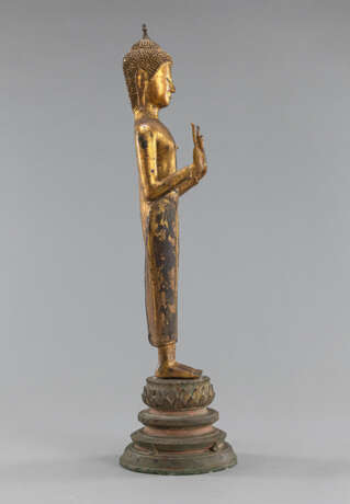 Stehender Buddha aus Bronze mit Blattvergoldung auf Lotossockel - photo 2
