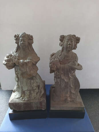 Zwei Skulpturen mit Darstellung von Adoranten aus Stein - photo 2