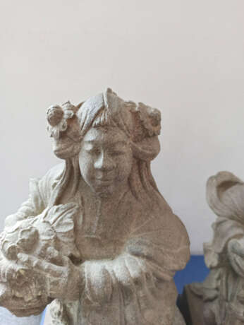 Zwei Skulpturen mit Darstellung von Adoranten aus Stein - Foto 3