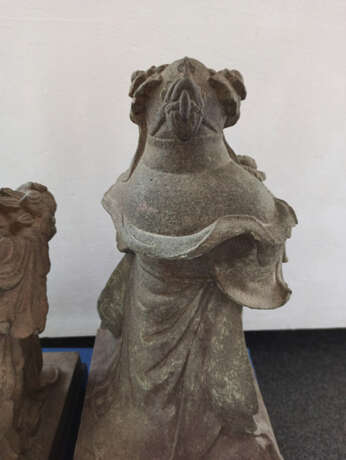 Zwei Skulpturen mit Darstellung von Adoranten aus Stein - photo 6
