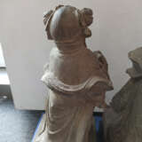 Zwei Skulpturen mit Darstellung von Adoranten aus Stein - Foto 7