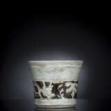 Seltener PInselbecher aus Porzellan mit modelliertem Dekor von Weinlaub und Rankwerk mit Braun und Unterglasurblau - photo 1