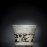 Seltener PInselbecher aus Porzellan mit modelliertem Dekor von Weinlaub und Rankwerk mit Braun und Unterglasurblau - Foto 2