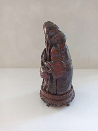 Figur des stehenden Shoulao, geschnitzt aus Bambus mit Pfirsich, Fledermaus und Hirsch - photo 3