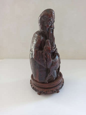 Figur des stehenden Shoulao, geschnitzt aus Bambus mit Pfirsich, Fledermaus und Hirsch - photo 5