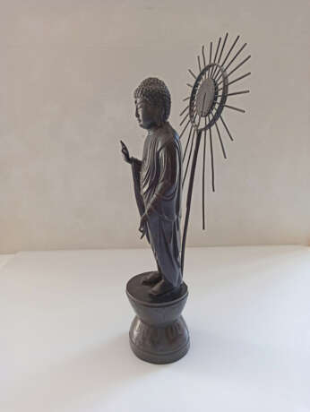 Bronze des Buddha Amida auf einem Lotus-Sockel vor einer strahlenförmigen Mandorla - Foto 5
