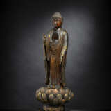 Skulptur des stehenden Buddha Amida auf einem Lotos-Sockel aus Holz mit Lackfassung - Foto 1
