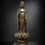 Skulptur des stehenden Buddha Amida auf einem Lotos-Sockel aus Holz mit Lackfassung - Foto 2
