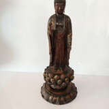 Skulptur des stehenden Buddha Amida auf einem Lotos-Sockel aus Holz mit Lackfassung - Foto 3