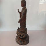 Skulptur des stehenden Buddha Amida auf einem Lotos-Sockel aus Holz mit Lackfassung - photo 5