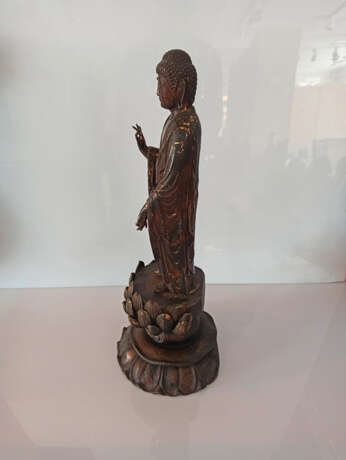 Skulptur des stehenden Buddha Amida auf einem Lotos-Sockel aus Holz mit Lackfassung - фото 5