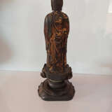 Skulptur des stehenden Buddha Amida auf einem Lotos-Sockel aus Holz mit Lackfassung - фото 6